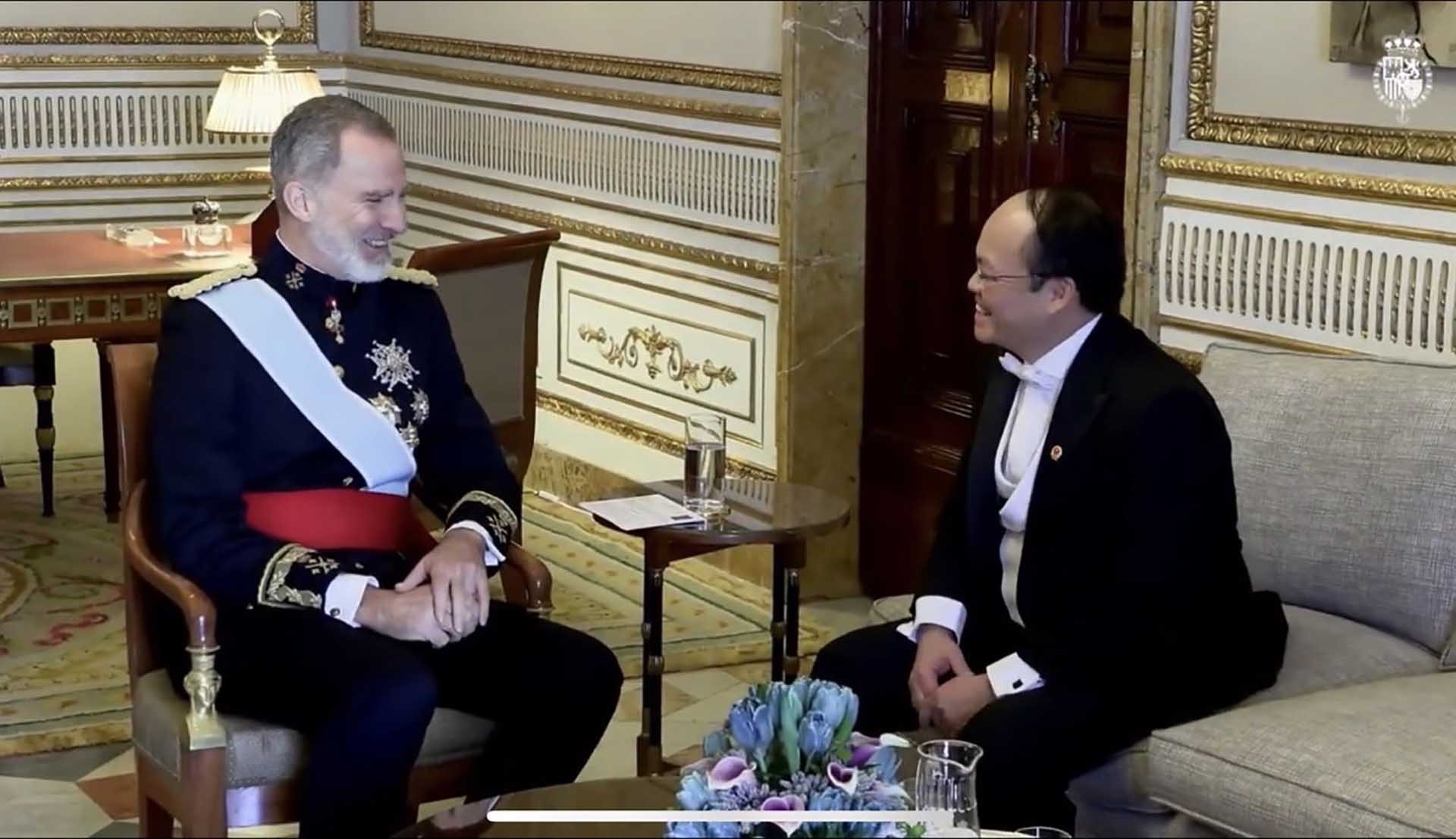 Nhà vua Tây Ban Nha Felipe VI tiếp Đại sứ Đoàn Thanh Song. Nhà vua Tây Ban Nha Felipe VI tiếp Đại sứ Đoàn Thanh Song.