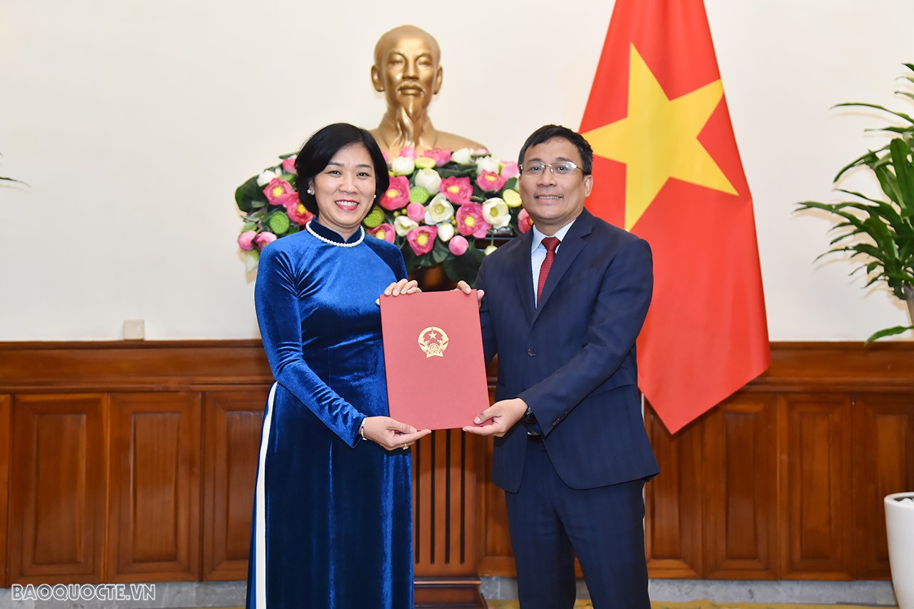 Tại buổi lễ, Thứ trưởng Thường trực Ngoại giao Nguyễn Minh Vũ trao quyết định tiếp nhận và điều động bà Đặng Thị Thu Hà, nguyên Đại sứ Việt Nam tại Maroc, kết thúc nhiệm kỳ về nước, giữ chức Vụ trưởng Vụ Quan hệ Kinh tế, Khoa học và Công nghệ, Ủy ban Nhà nước về người Việt Nam ở nước ngoài.