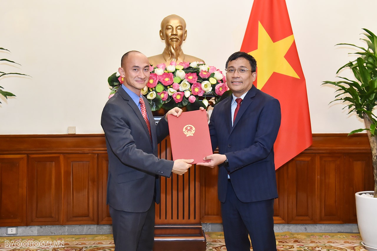 Thứ trưởng Thường trực Ngoại giao Nguyễn Minh Vũ trao quyết định tiếp nhận và điều động ông Nguyễn Duy Thành, nguyên Tham tán, Đại sứ quán Việt Nam tại Hoa Kỳ, kết thúc nhiệm kỳ về nước, giữ chức Phó Vụ trưởng Vụ Chính sách đối ngoại.