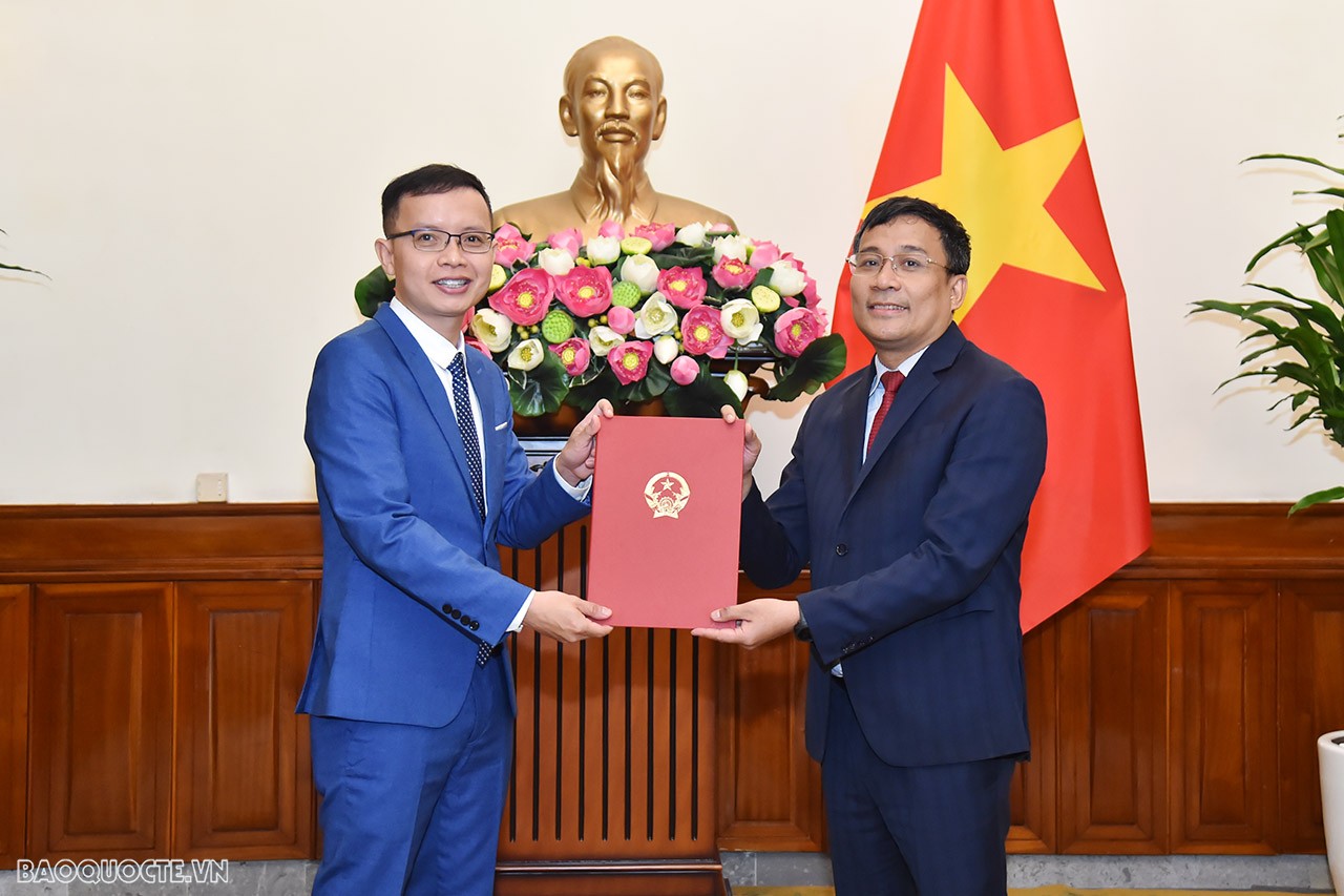 Thứ trưởng Thường trực Ngoại giao Nguyễn Minh Vũ trao quyết định tiếp nhận và điều động ông Phan Duy Hảo, kết thúc chế độ phu quân của bà Trần Thị Phương Hà, Bí thư thứ Hai, Phái đoàn Việt Nam tại Liên hợp quốc về nước, giữ chức Phó Vụ trưởng, Bộ phận Chính sách và Pháp lý, Ủy ban Biên giới quốc gia.