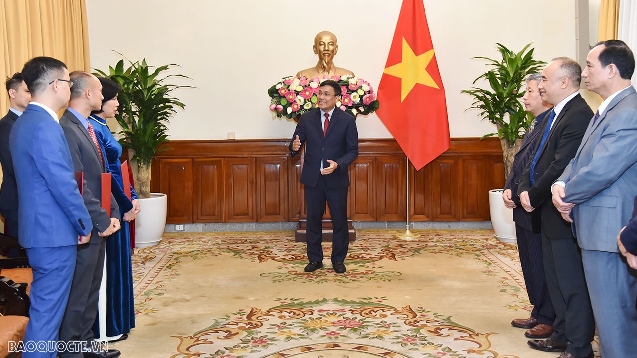 Phát biểu chúc mừng các cán bộ mới được tiếp nhận và điều động công tác, Thứ trưởng Thường trực Nguyễn Minh Vũ khẳng định đây là những cán bộ có kinh nghiệm công tác trên 20 năm, được đánh giá cao về chuyên môn, tràn đầy nhiệt huyết; nhận được sự tin tưởng của Ban cán sự Đảng Bộ, Lãnh đạo Bộ.