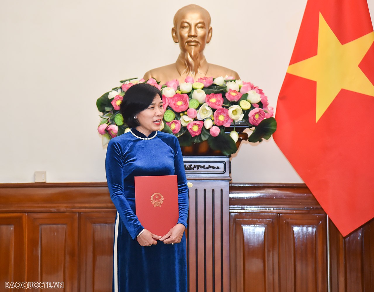 Thay mặt các cán bộ vừa nhận quyết định, bà Đặng Thị Thu Hà bày tỏ vinh dự khi được Lãnh đạo Bộ tin tưởng và phân công nhiệm vụ mới; khẳng định, sẽ tiếp tục đóng góp hết mình, hoàn thành xuất sắc các nhiệm vụ được giao, góp phần xây dựng ngành Ngoại giao ngày càng phát triển, xứng đáng với sự tin tưởng của Bộ trưởng và tập thể Lãnh đạo Bộ.