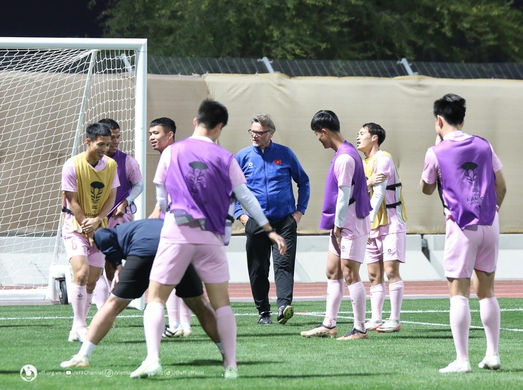 Tối 18/1, đội tuyển Việt Nam hoàn tất buổi luyện quân cuối cùng cho trận đấu với Indonesia. Ở buổi tập này, tuyển Việt Nam có quân số 25 cầu thủ. Tối 18/1, đội tuyển Việt Nam hoàn tất buổi luyện quân cuối cùng cho trận đấu với Indonesia. Ở buổi tập này, tuyển Việt Nam có quân số 25 cầu thủ.