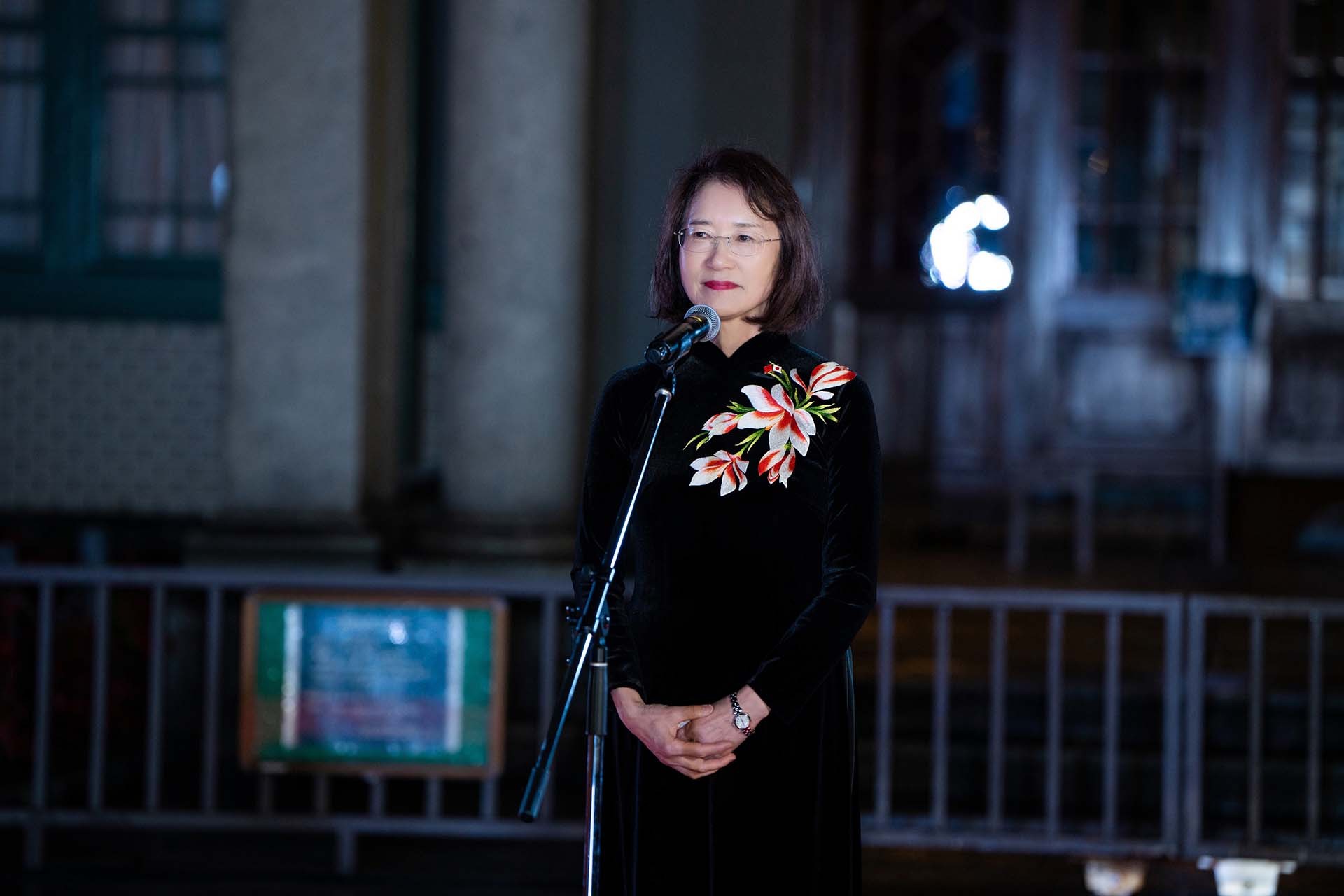 Bà Omagari Akie, Phó Thống đốc tỉnh Fukuoka, Nhật Bản trong trang phục Áo dài Việt Nam phát biểu chúc mừng sự kiện.