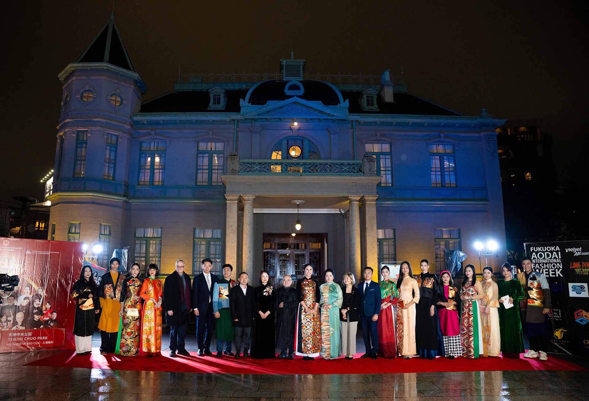 Bà Vũ Chi Mai, Tổng lãnh sự Việt Nam tại Fukuoka chụp ảnh cùng khách mời và các Nhà thiết kế tham dự Tuần lễ thời trang Áo dài Việt Nam tại Fukuoka.
