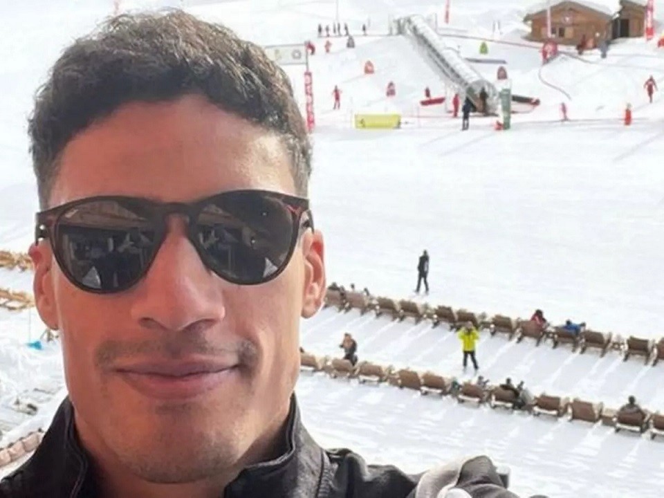 MU: Trung vệ Raphael Varane có thể gặp rắc rối khi đăng ảnh ở khu trượt tuyết