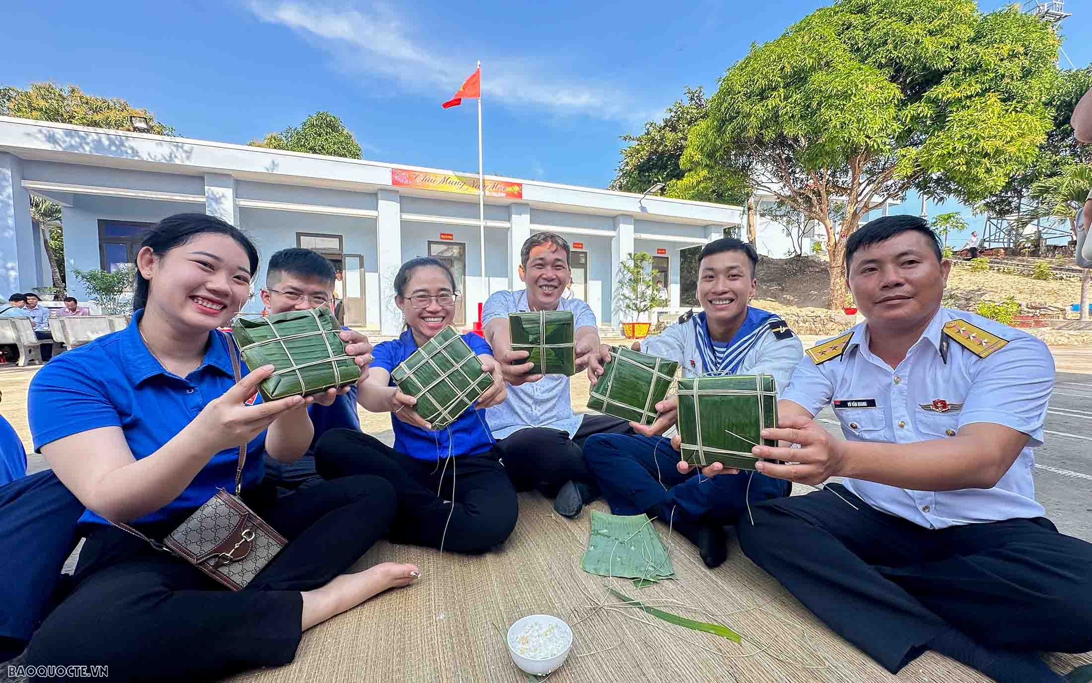 Gói bánh chưng, vui xuân đón Tết cùng cán bộ, chiến sĩ đảo Nam Du Gói bánh chưng, vui xuân đón Tết cùng cán bộ, chiến sĩ đảo Nam Du