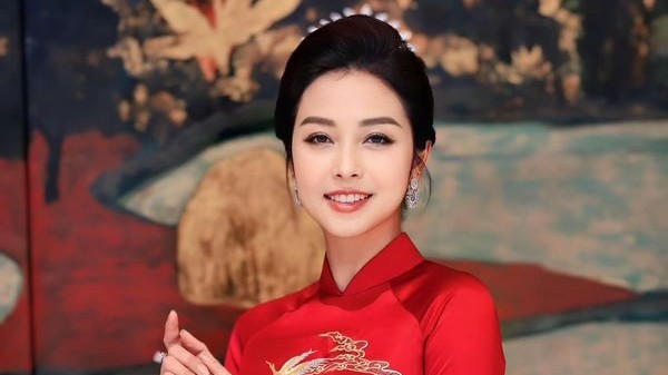 'Phát sốt' trước nhan sắc vạn người mê của Hoa hậu Jennifer Phạm