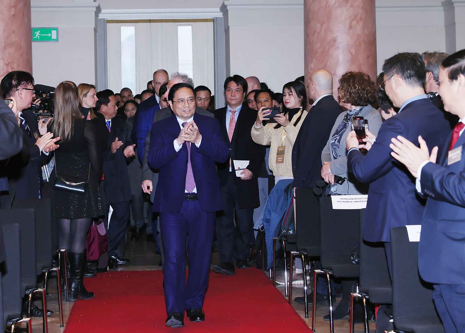 Thủ tướng Phạm Minh Chính đến thăm và có bài phát biểu chính sách quan trọng tại trường Đại học Hành chính công quốc gia Hungary. (Nguồn: VGP)