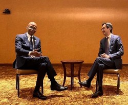 Thứ trưởng Đỗ Hùng Việt gặp Ngoại trưởng Tanzania tại Hội nghị Phong trào Không liên kết 19