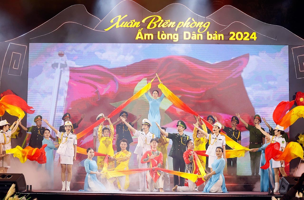 Tiết mục biểu diễn văn nghệ tại Chương trình giao lưu nghệ thuật Rộn ràng Chương trình 'Xuân Biên phòng ấm lòng dân bản' năm 2024 tại Kiên Giang