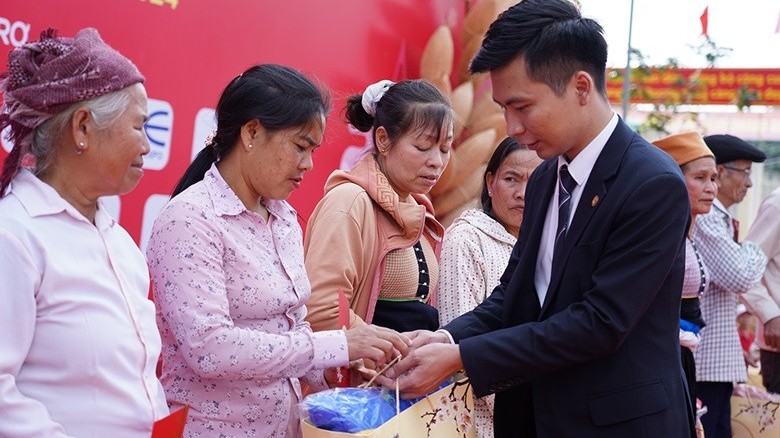 Mang Tết sớm đến với các gia đình chính sách, vùng sâu vùng xa, vùng đặc biệt khó khăn