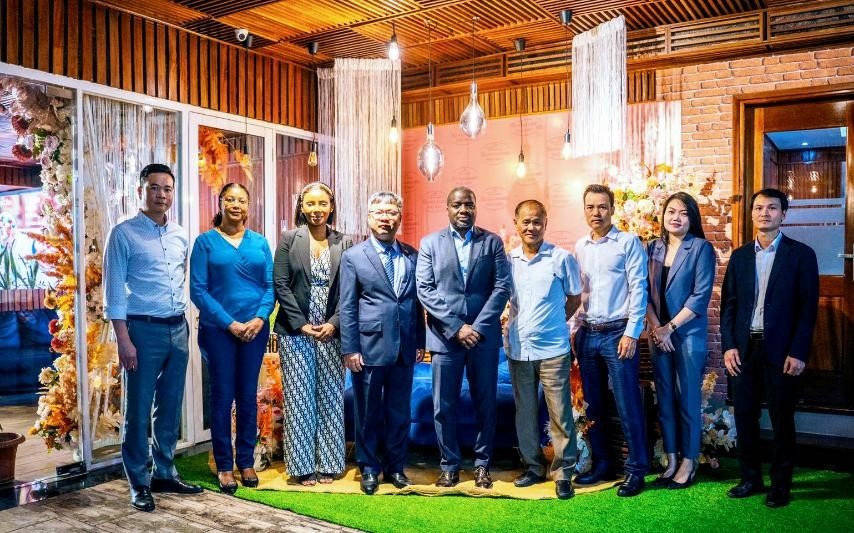 Đại sứ Dương Chính Chức làm việc với Chủ tịch Ban điều hành Cơ quan Xúc tiến đầu tư tư nhân và thúc đẩy xuất khẩu Angola