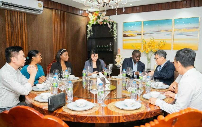 Đại sứ Dương Chính Chức làm việc với Chủ tịch Ban điều hành Cơ quan Xúc tiến đầu tư tư nhân và thúc đẩy xuất khẩu Angola