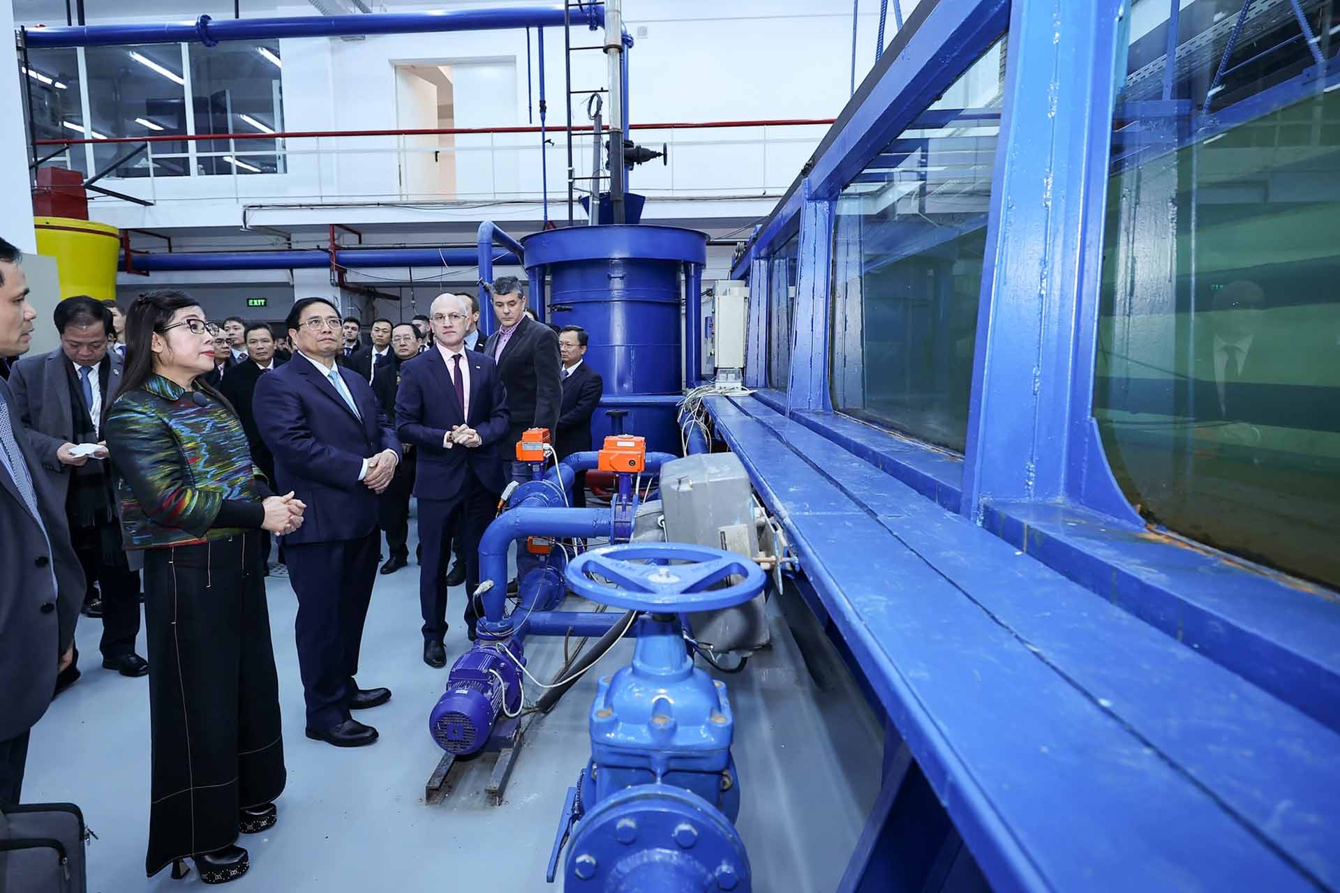 Thủ tướng Phạm Minh Chính tham quan phòng thí nghiệm thủy lực. (Nguồn: VGP) Thủ tướng Phạm Minh Chính tham quan phòng thí nghiệm thủy lực. (Nguồn: VGP)