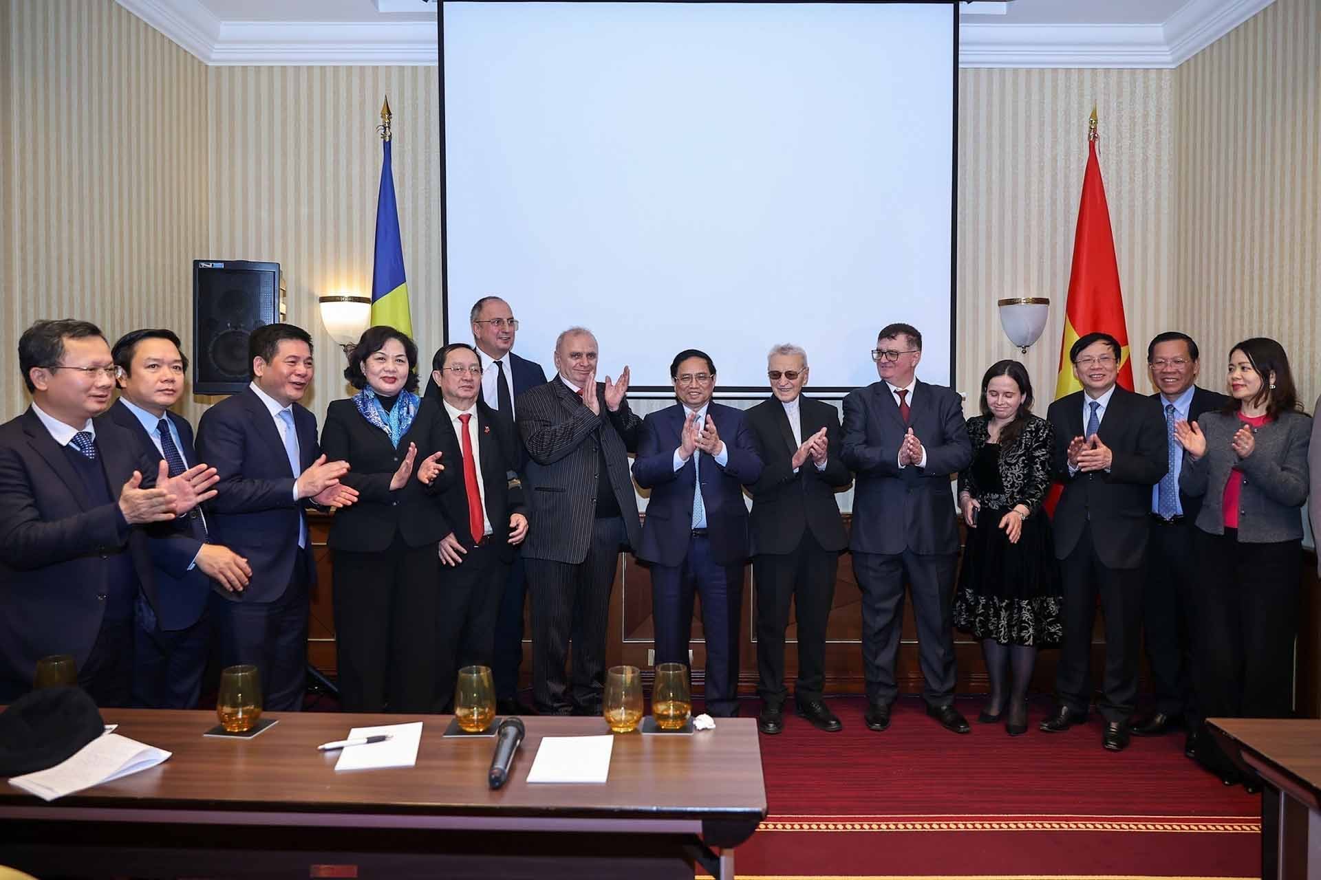 Thủ tướng Phạm Minh Chính với đại diện các Hội đoàn và bạn bè hữu nghị Romania. (Nguồn: TTXVN) Thủ tướng Phạm Minh Chính với đại diện các Hội đoàn và bạn bè hữu nghị Romania. (Nguồn: TTXVN)