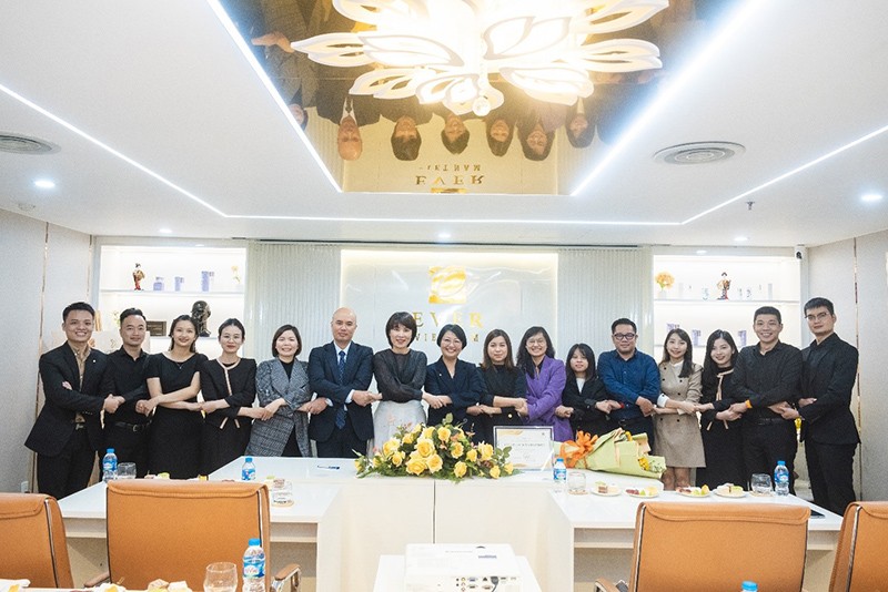 Hai đơn vị chụp ảnh lưu niệm.