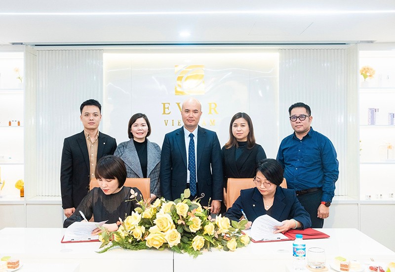 Bà Ngô Mai – TGĐ Ever Việt Nam và bà Trần Thị Thanh Thủy – Giám đốc kinh doanh Genestory ký kết hợp tác hai bên.