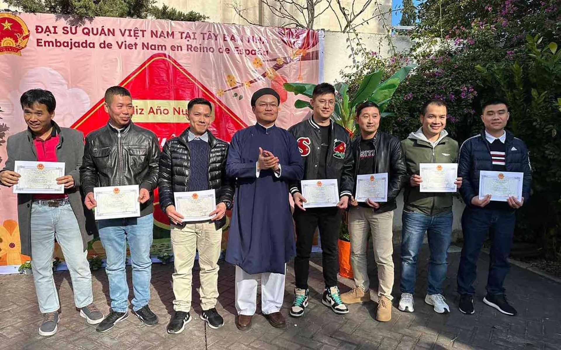 Đại sứ Đoàn Thanh Song trao Giấy khen cho 7 kiều bào tích cực tham gia các hoạt động hướng về quê hương, đất nước, góp phần quảng bá hình ảnh đất nước con người Việt Nam.