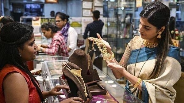 gia vang hom nay 2312024 gia vang di xuong thi truong giam ky vong chuyen gia van vung niem tin vang sjc cung chieu