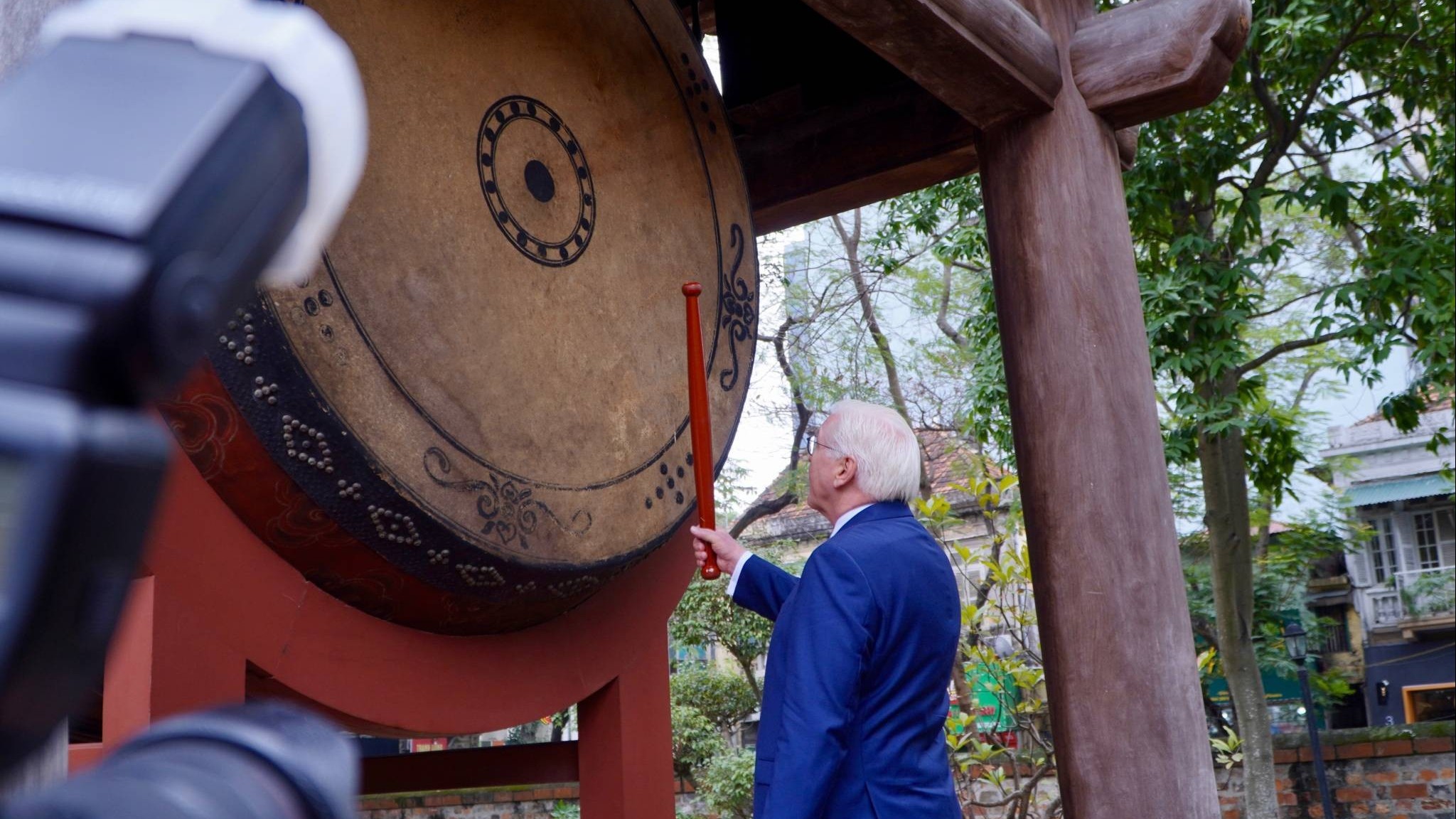 Tổng thống Đức Frank-Walter Steinmeier đánh trống Sấm tại Văn Miếu-Quốc Tử Giám