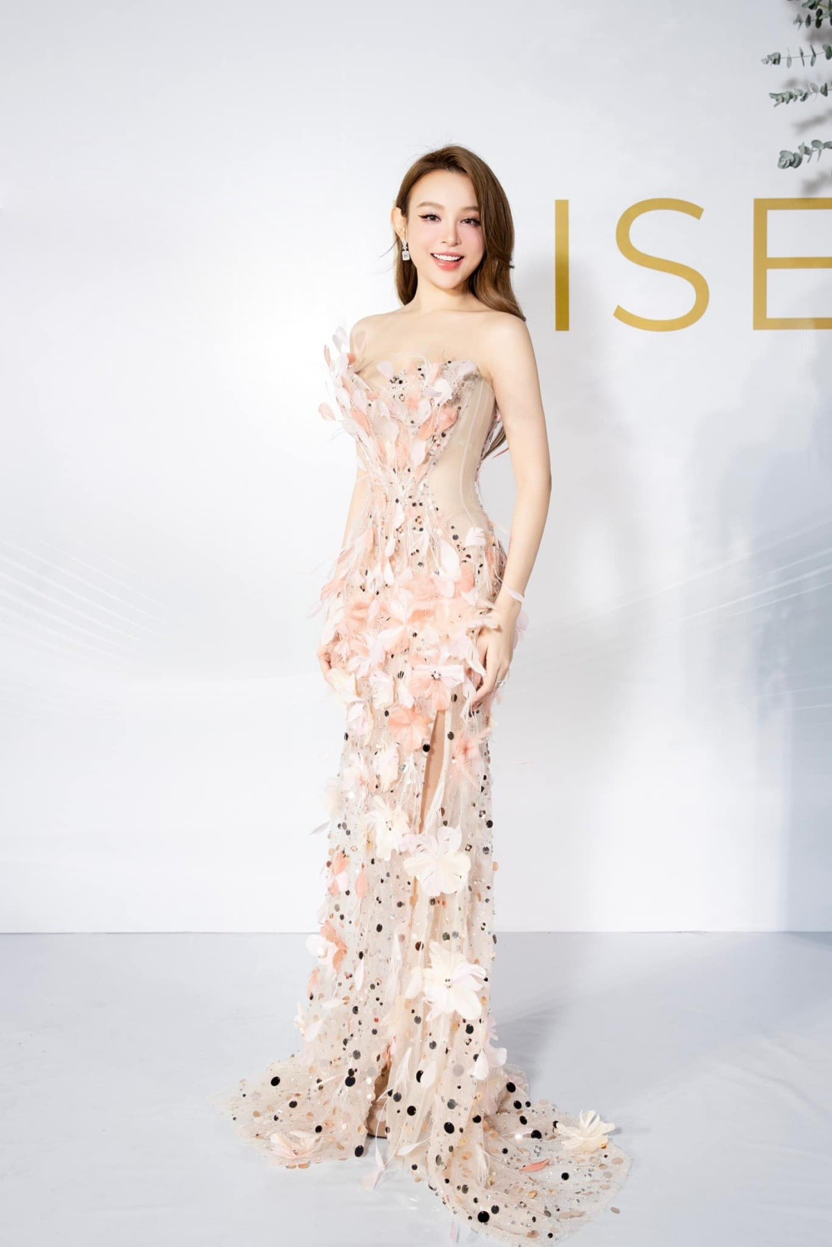 Tham dự sự kiện gần đây, Huyền Baby tôn dáng cùng vẻ đẹp nữ tính với mẫu đầm tông trắng-hồng pastel của NTK Trà Linh. Thiết kế thủ công tinh xảo giúp người đẹp khoe nét quyến rũ.