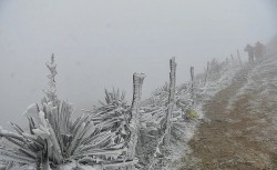 Một số hình ảnh băng giá trắng xóa phủ kín đỉnh Mẫu Sơn và chùa Đồng Yên Tử