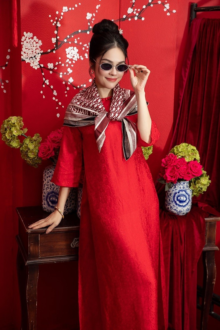 Những ngày cận Tết, Dương Cẩm Lynh chụp bộ ảnh với các thiết kế áo dài, áo bà ba do cô lên ý tưởng. Người đẹp cho biết, hướng đến vẻ kiêu sa, bí ẩn và đậm nét Việt khi thực hiện những mẫu áo này.