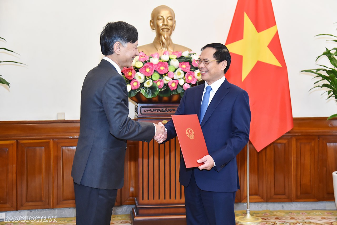 Tại buổi lễ, Ủy viên Trung ương Đảng, Bộ trưởng Ngoại giao Bùi Thanh Sơn trao quyết định tiếp nhận và điều động ông Nguyễn Tất Thành, nguyên Đại sứ Việt Nam tại Australia, kết thúc nhiệm kỳ về nước, giữ chức Vụ trưởng Vụ Đông Nam Á-Nam Á-Nam Thái Bình Dương.