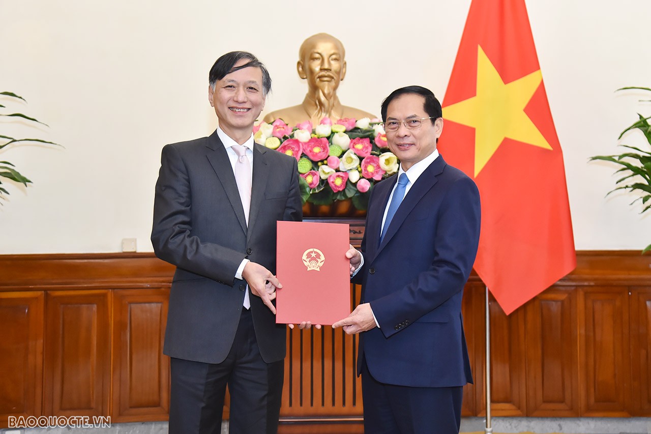 Phát biểu tại lễ trao quyết định, Bộ trưởng Ngoại giao Bùi Thanh Sơn chúc mừng ông Nguyễn Tất Thành hoàn thành xuất sắc nhiệm kỳ công tác tại nước ngoài, được điều động vào vị trí công tác mới. Bộ trưởng nhấn mạnh, ông Nguyễn Tất Thành có bề dày kinh nghiệm công tác ở nhiều vị trí công tác khác nhau, đặc biệt là có thời gian khá dài giữ cương vị Vụ trưởng Vụ Đông Nam Á-Nam Á-Nam Thái Bình Dương trước khi đi công tác nhiệm kỳ. 