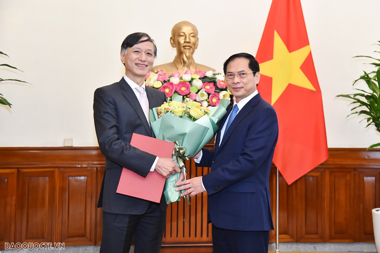 Hiện toàn Ngành đang quyết liệt triển khai đường lối đối ngoại theo Nghị quyết Đại hội XIII của Đảng, trong đó có thúc đẩy mạnh mẽ quan hệ hợp tác với khu vực Đông Nam Á-Nam Á-Nam Thái Bình Dương, địa bàn vô cùng quan trọng trong chiến lược đối ngoại đất nước. Bộ trưởng đề nghị, ông Nguyễn Tất Thành nhanh chóng bắt nhịp với tiến độ công việc, tiếp tục nỗ lực hết sức mình, phát huy năng lực, sở trường, phối hợp tốt với các đơn vị liên quan để hoàn thành xuất sắc nhiệm vụ được giao. Bộ trưởng mong muốn, tân Vụ trưởng tiếp lửa cho thế hệ trẻ, quan tâm công tác nghiên cứu, đào tạo chuyên gia… góp phần xây dựng ngành Ngoại giao trong sạch, toàn diện, hiện đại.