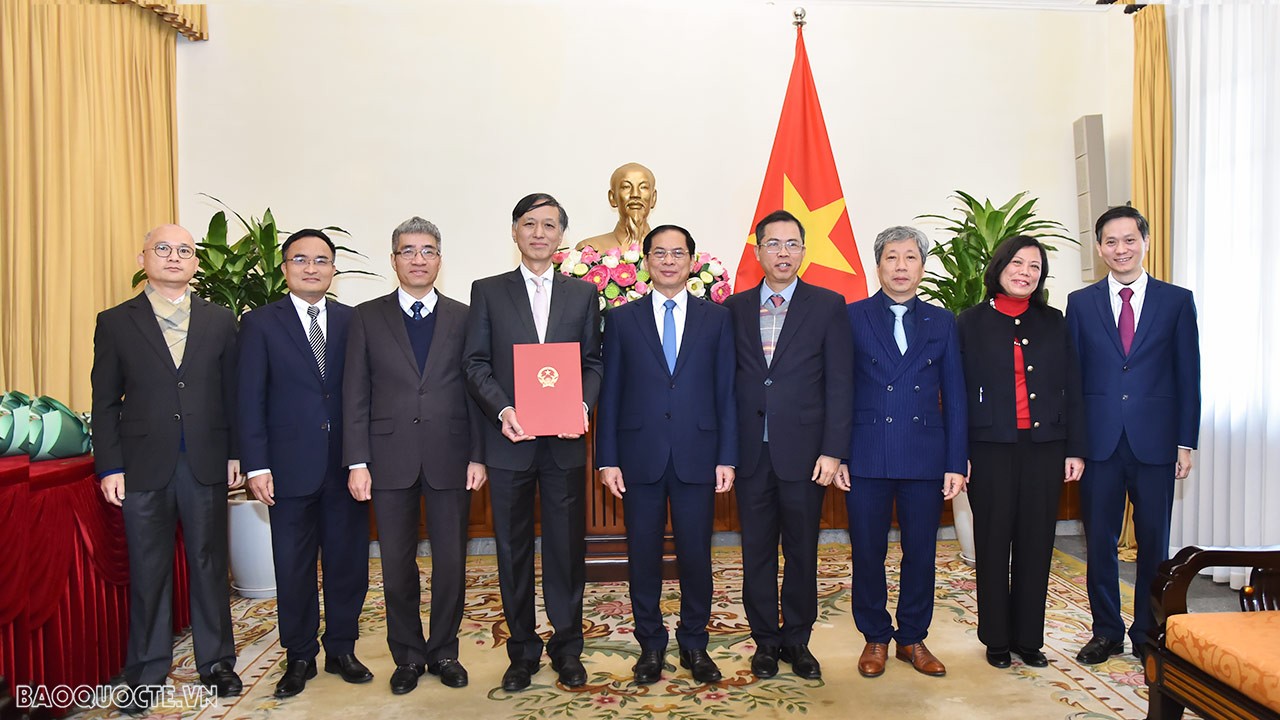 Tham dự buổi lễ trao quyết định có đồng chí Trần Ngọc An, Vụ trưởng Vụ Tổ chức cán bộ; đồng chí Nguyễn Hoài Nam, Vụ trưởng-Chánh Văn phòng Bộ và thủ trưởng các đơn vị có liên quan của Bộ Ngoại giao.