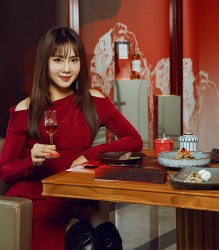 Sao Việt: Diễn viên Hồng Diễm đẹp như thiếu nữ, Hương Giang đăng ảnh bên người đàn ông lạ