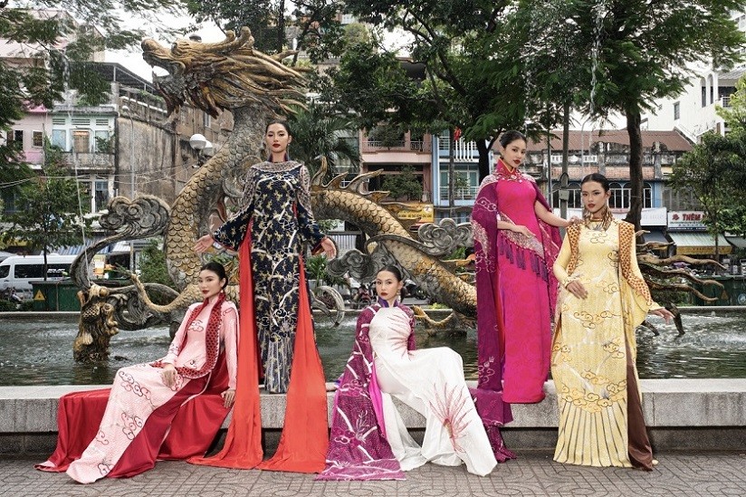 NTK Võ Việt Chung giới thiệu bộ sưu tập Mây - Hoa mùa Xuân gồm 14 mẫu áo dài. Các gam màu rực rỡ như vàng ánh kim, hồng cánh sen, đỏ tươi, xanh lá cây... được nhà thiết kế phối cùng nhau để tạo nên bản hòa ca Xuân sắc màu.