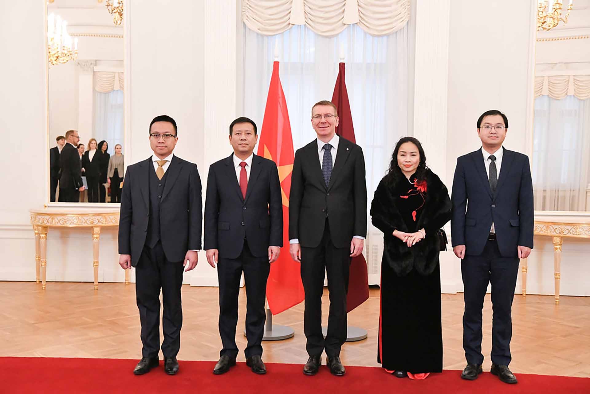 Đại sứ Trần Văn Tuấn trình Thư ủy nhiệm lên Tổng thống Latvia