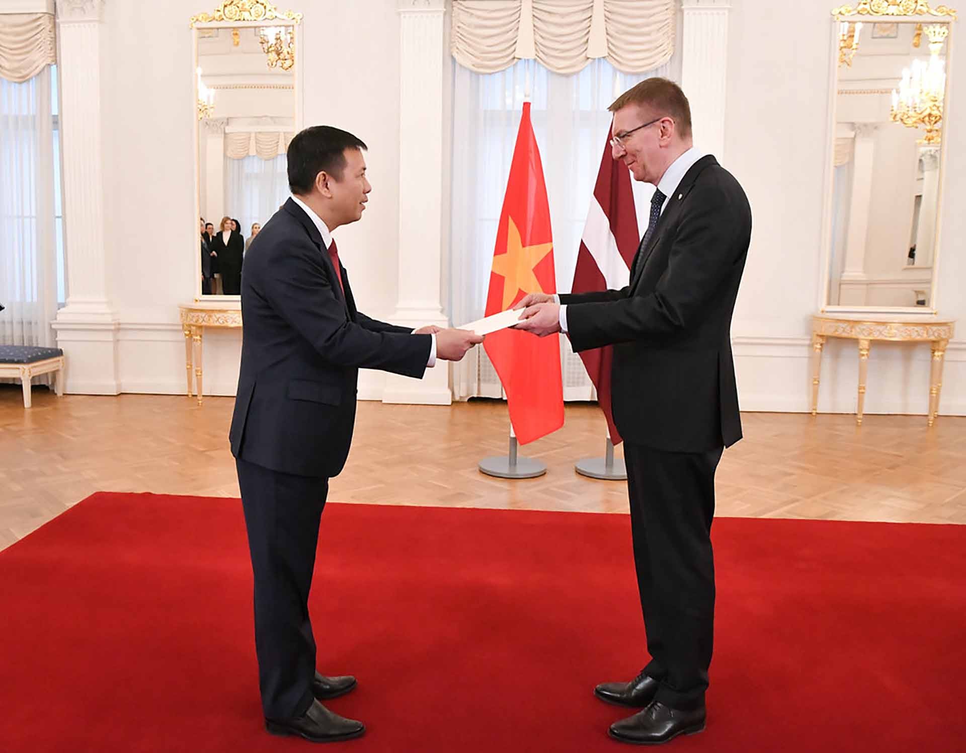 Đại sứ Trần Văn Tuấn trình Thư ủy nhiệm lên Tổng thống Latvia