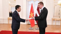 Đại sứ Trần Văn Tuấn trình Thư ủy nhiệm lên Tổng thống Latvia