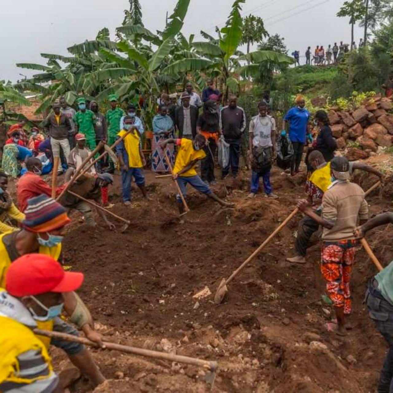 Rwanda phát hiện hài cốt của gần 120 nạn nhân của vụ diệt chủng chống lại người Tutsi hồi năm 1994 từ các ngôi mộ tập thể ở một ngôi làng thuộc quận Huye, miền Nam Rwanda. (Nguồn: AFP) Rwanda phát hiện hài cốt của gần 120 nạn nhân của vụ diệt chủng chống lại người Tutsi hồi năm 1994 từ các ngôi mộ tập thể ở một ngôi làng thuộc quận Huye, miền Nam Rwanda. (Nguồn: AFP)