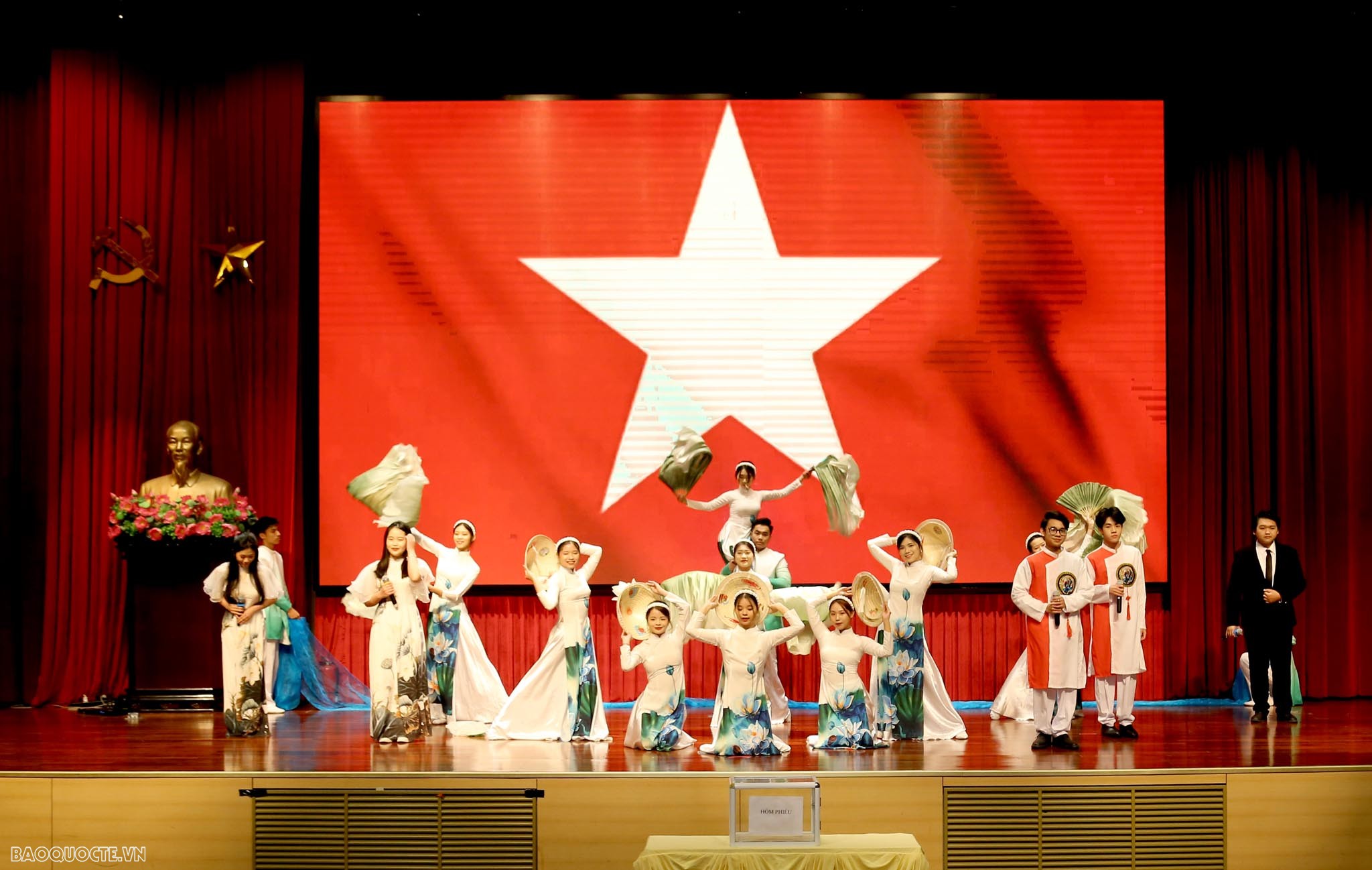 Bộ trưởng Ngoại giao Bùi Thanh Sơn phát động chủ đề thi đua mới năm 2024 tại Hội nghị cán bộ, công chức, viên chức Bộ trưởng Ngoại giao Bùi Thanh Sơn phát động chủ đề thi đua mới năm 2024 với cán bộ, công chức, viên chức ngoại giao