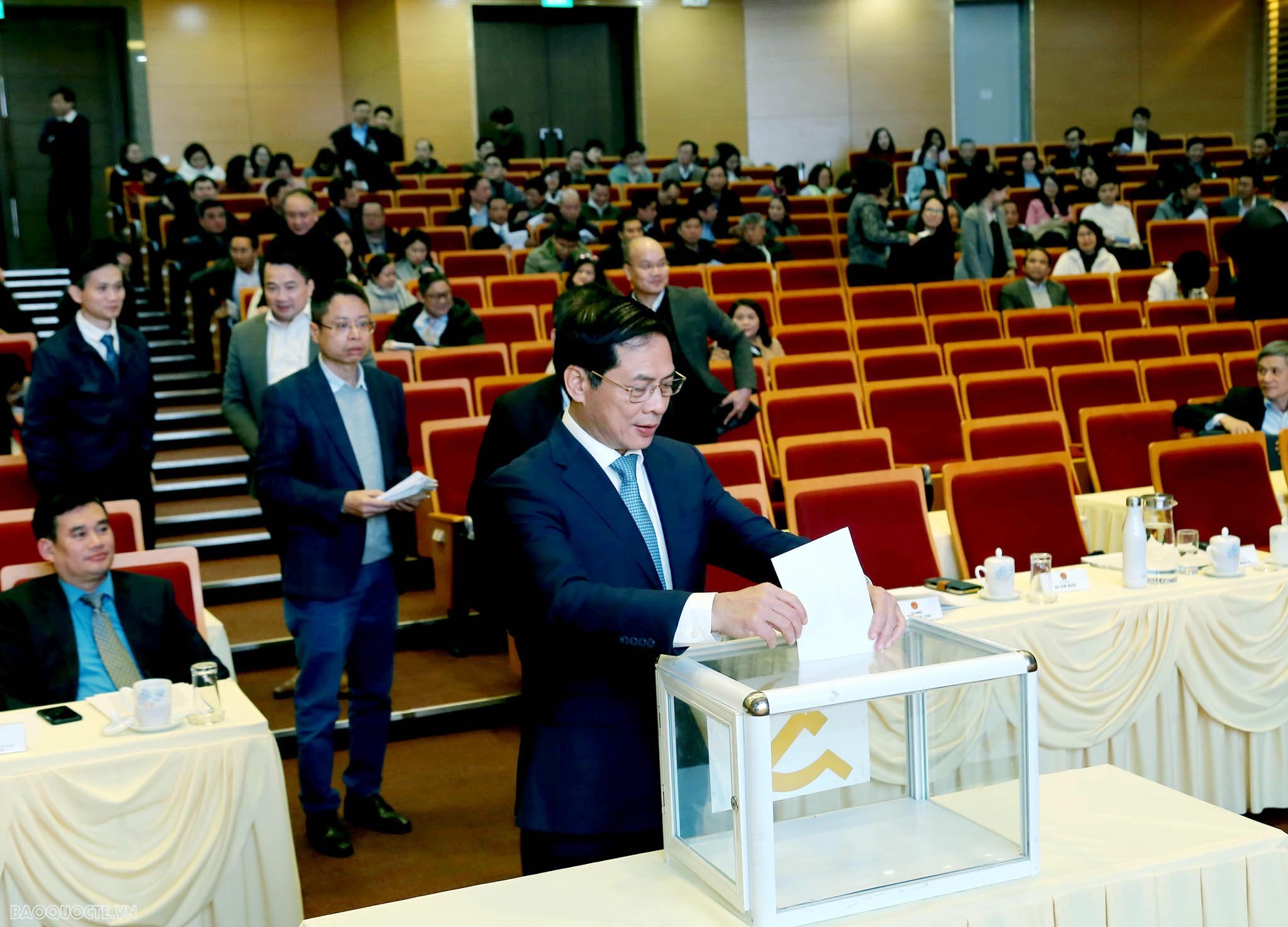 Bộ trưởng Ngoại giao Bùi Thanh Sơn phát động chủ đề thi đua mới năm 2024 tại Hội nghị cán bộ, công chức, viên chức Bộ trưởng Ngoại giao Bùi Thanh Sơn phát động chủ đề thi đua mới năm 2024 với cán bộ, công chức, viên chức ngoại giao