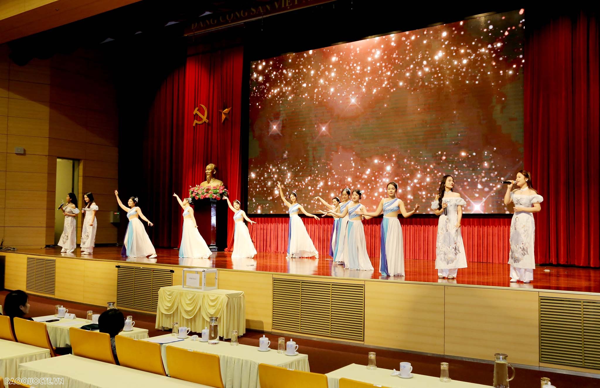 Bộ trưởng Ngoại giao Bùi Thanh Sơn phát động chủ đề thi đua mới năm 2024 tại Hội nghị cán bộ, công chức, viên chức Bộ trưởng Ngoại giao Bùi Thanh Sơn phát động chủ đề thi đua mới năm 2024 với cán bộ, công chức, viên chức ngoại giao