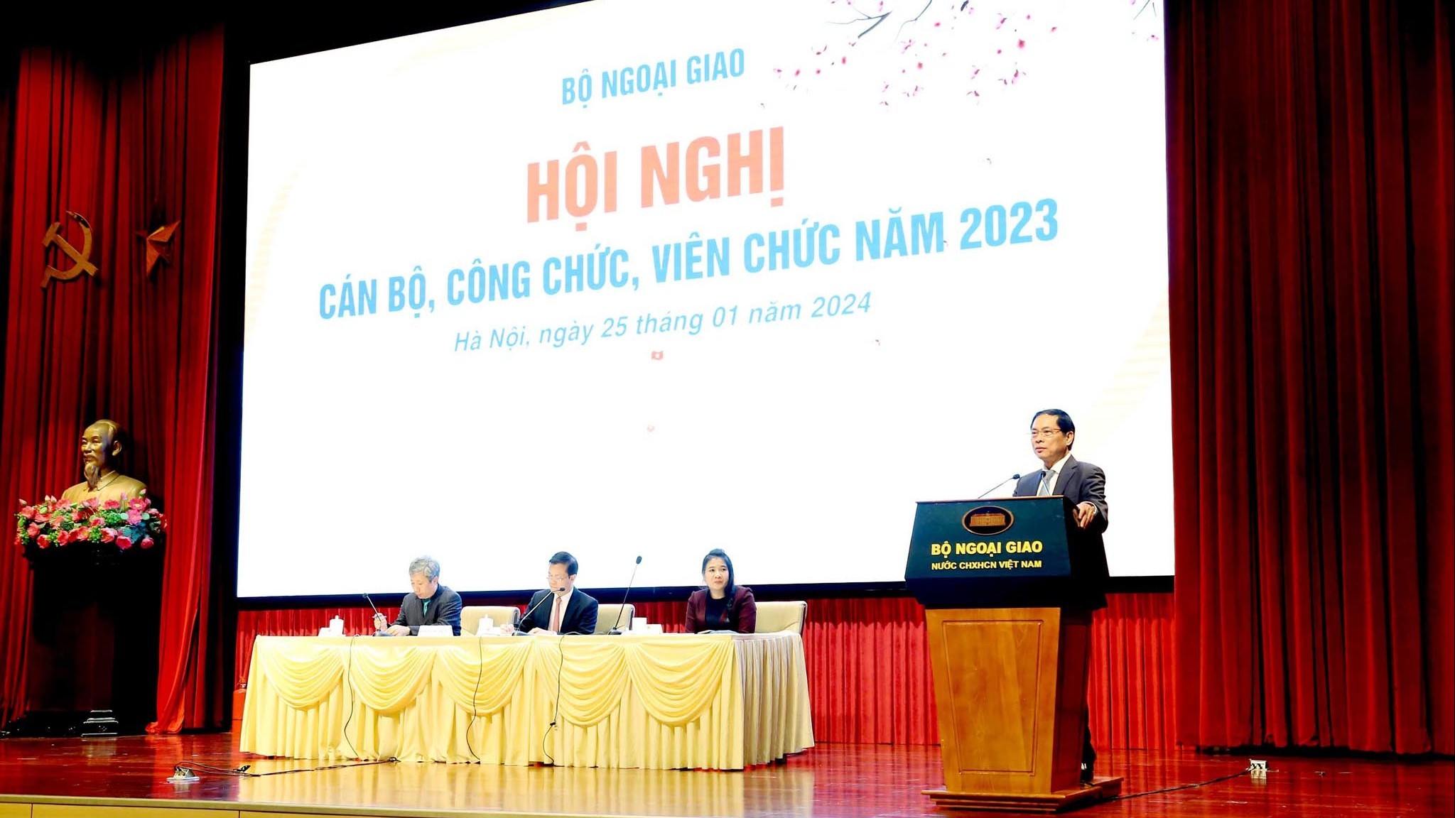 Bộ trưởng Ngoại giao Bùi Thanh Sơn phát động chủ đề thi đua mới năm 2024 với cán bộ, công chức, viên chức ngoại giao