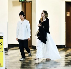 Angelina Jolie xinh đẹp với mái tóc vàng óng, đưa con trai Pax Thiên tới nhà hàng sushi