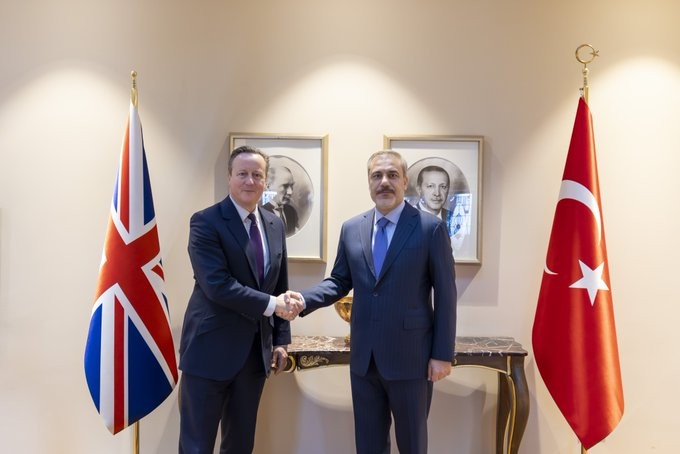 Ngoại trưởng Thổ Nhĩ Kỳ Hakan Fidan và người đồng cấp Anh David Cameron trong cuộc gặp tại Istanbul, Thổ Nhĩ Kỳ, ngày 26/1. (Nguồn: X) Ngoại trưởng Thổ Nhĩ Kỳ Hakan Fidan và người đồng cấp Anh David Cameron trong cuộc gặp tại Istanbul, Thổ Nhĩ Kỳ, ngày 26/1. (Nguồn: X)