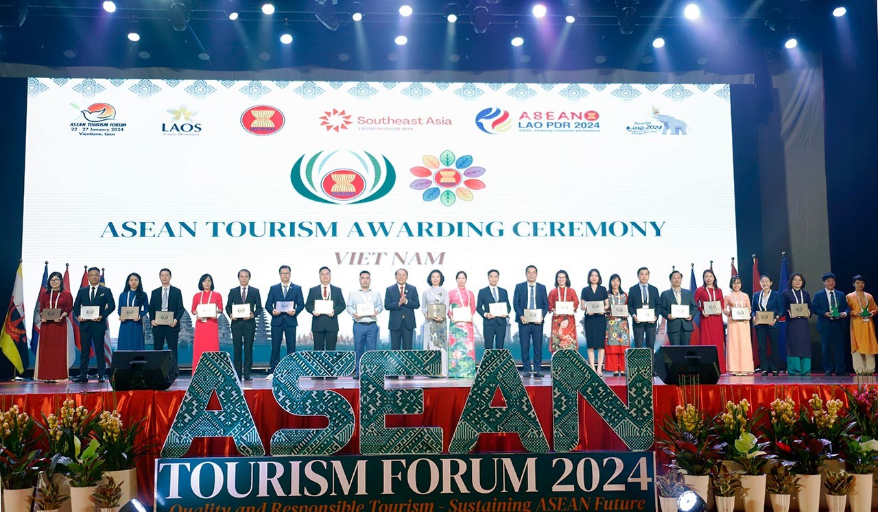 Bộ trưởng Bộ Văn hoá, Thể thao và Du lịch Việt Nam Nguyễn Văn Hùng cùng đại diện các đơn vị của Việt Nam nhận Giải thưởng Du lịch ASEAN 2024. Ảnh: Phạm Kiên - Phóng viên TTXVN tại Lào Bộ trưởng Bộ Văn hoá, Thể thao và Du lịch Việt Nam Nguyễn Văn Hùng cùng đại diện các đơn vị của Việt Nam nhận Giải thưởng Du lịch ASEAN 2024. Ảnh: Phạm Kiên - Phóng viên TTXVN tại Lào