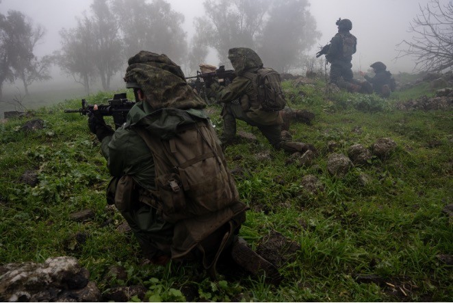 Các binh sĩ của Lữ đoàn lính dù dự bị 226 thực hiện một cuộc tập trận ở miền bắc Israel, trong hình ảnh tài liệu được công bố ngày 27 tháng 1 năm 2024. (Nguồn: Times of Israel)) Các binh sĩ của Lữ đoàn lính dù dự bị 226 thực hiện một cuộc tập trận ở miền bắc Israel, trong hình ảnh tài liệu được công bố ngày 27 tháng 1 năm 2024. (Nguồn: Times of Israel))