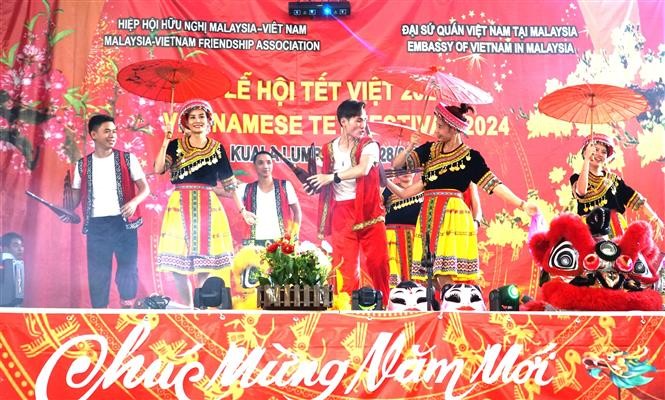 Màn múa dân tộc của các thành viên Hội hữu nghị. Ảnh: Hằng Linh - PV TTXVN tại Malaysia