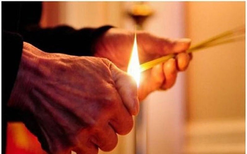 Mẹo xử lý đúng cách hương bị tắt trên bàn thờ ngày Tết