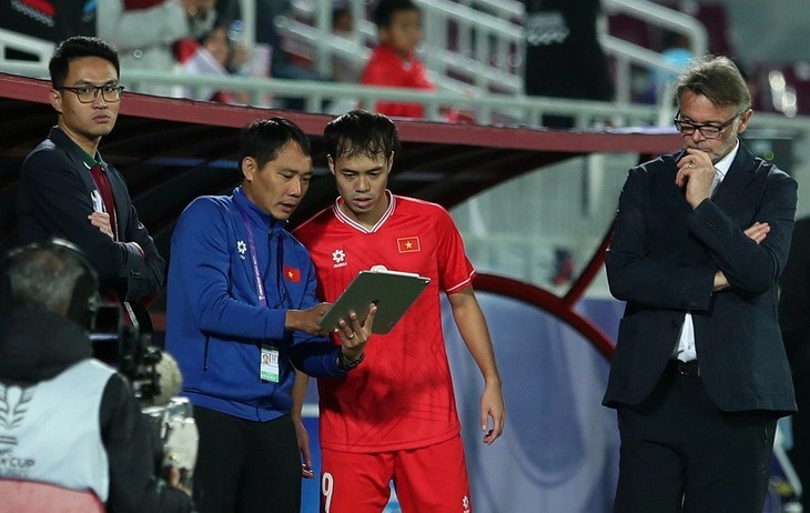 HLV Philippe Troussier sẽ rút kinh nghiệm sau những phát biểu căng thẳng với giới truyền thông Sau phát biểu căng thẳng với giới truyền thông, HLV Philippe Troussier nói sẽ rút kinh nghiệm