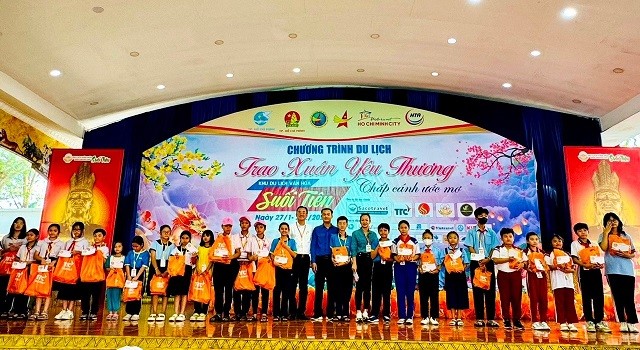 'Trao Xuân yêu thương' cho 3.000 trẻ em mồ côi, có hoàn cảnh khó khăn trên địa bàn TP. Hồ Chí Minh